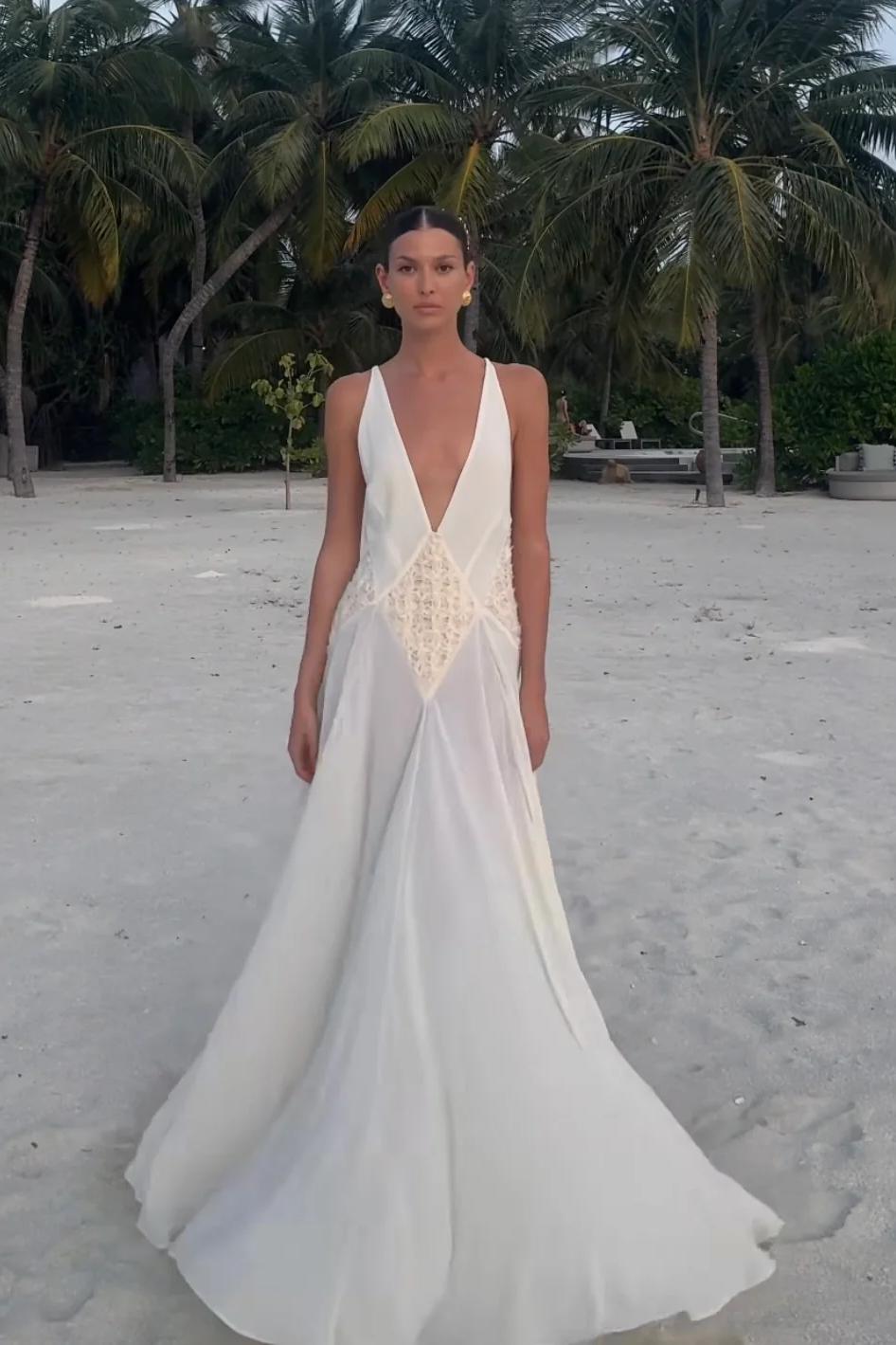 Lavinia Derin V Yaka Sırt Dekolteli Bej Şifon Uzun Elbise Zalle