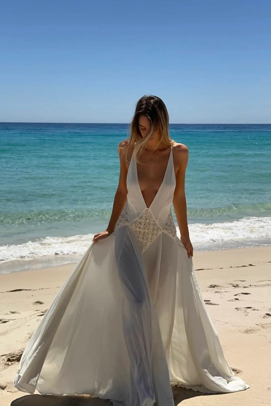 Lavinia Derin V Yaka Sırt Dekolteli Bej Şifon Uzun Elbise Zalle