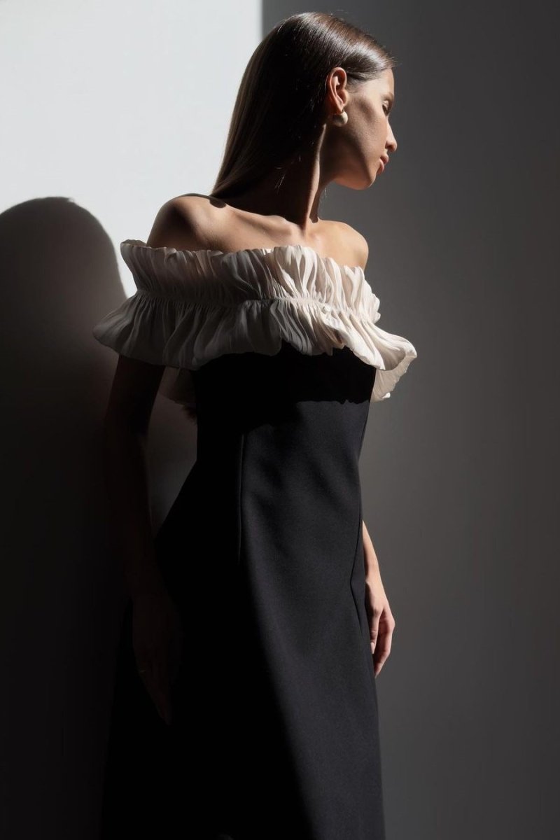 Omuz Detaylı Fırfırlı Siyah Beyaz Maxi Elbise Zalle