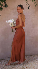 Tarçın Rengi Yırtmaç Detaylı Askılı Maxi Elbise Zalle