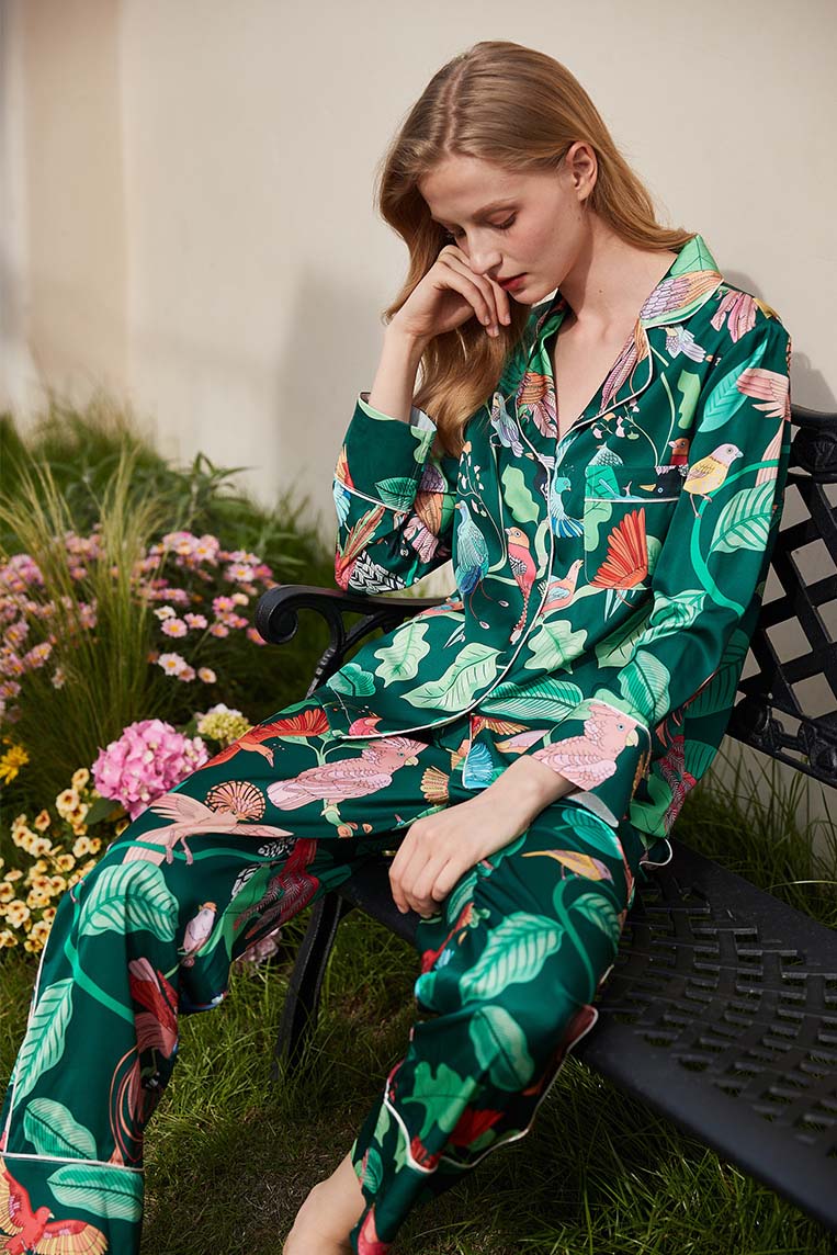 Tropikal Desenli Uzun Kollu Kuş Baskılı Saten Pijama Takımı Zalle