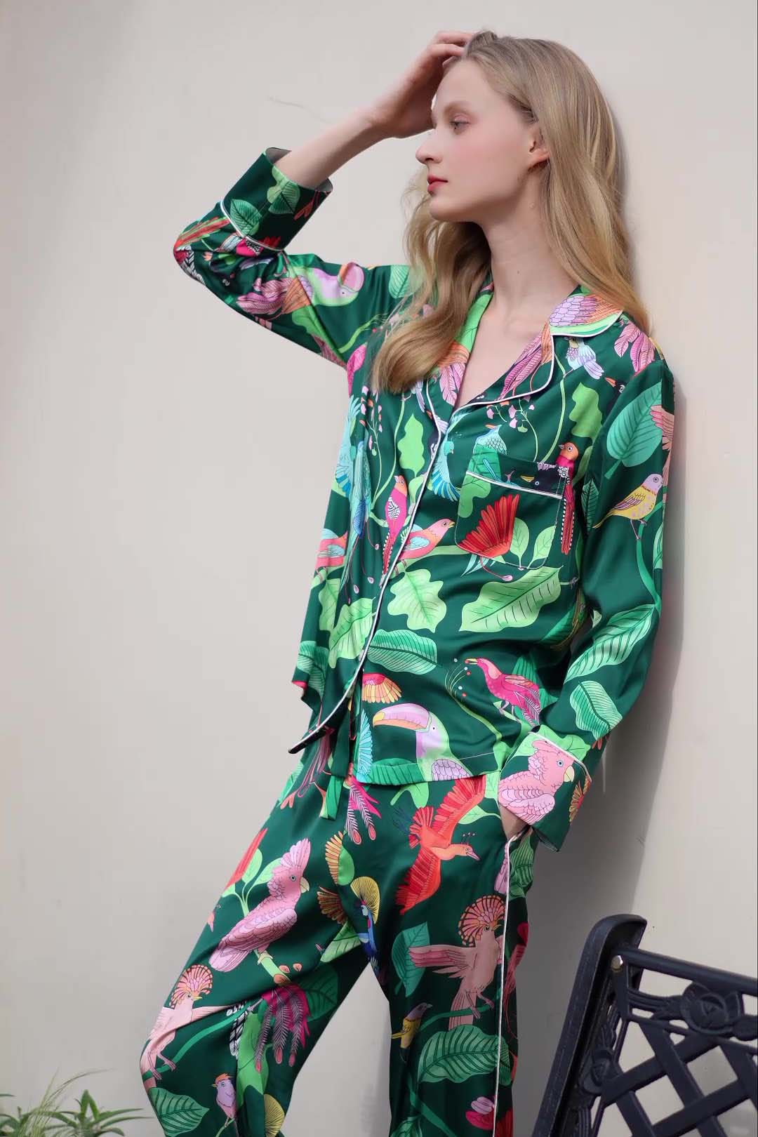Tropikal Desenli Uzun Kollu Kuş Baskılı Saten Pijama Takımı Zalle