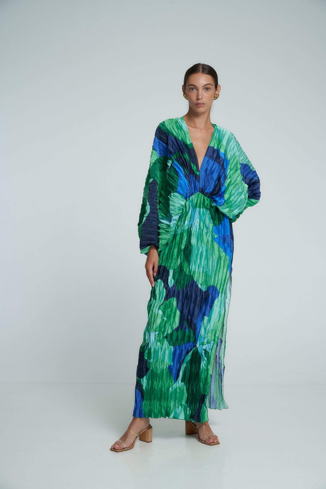 Yeşil Desenli Pliseli Yırtmaç Detaylı Maxi Kaftan Elbise