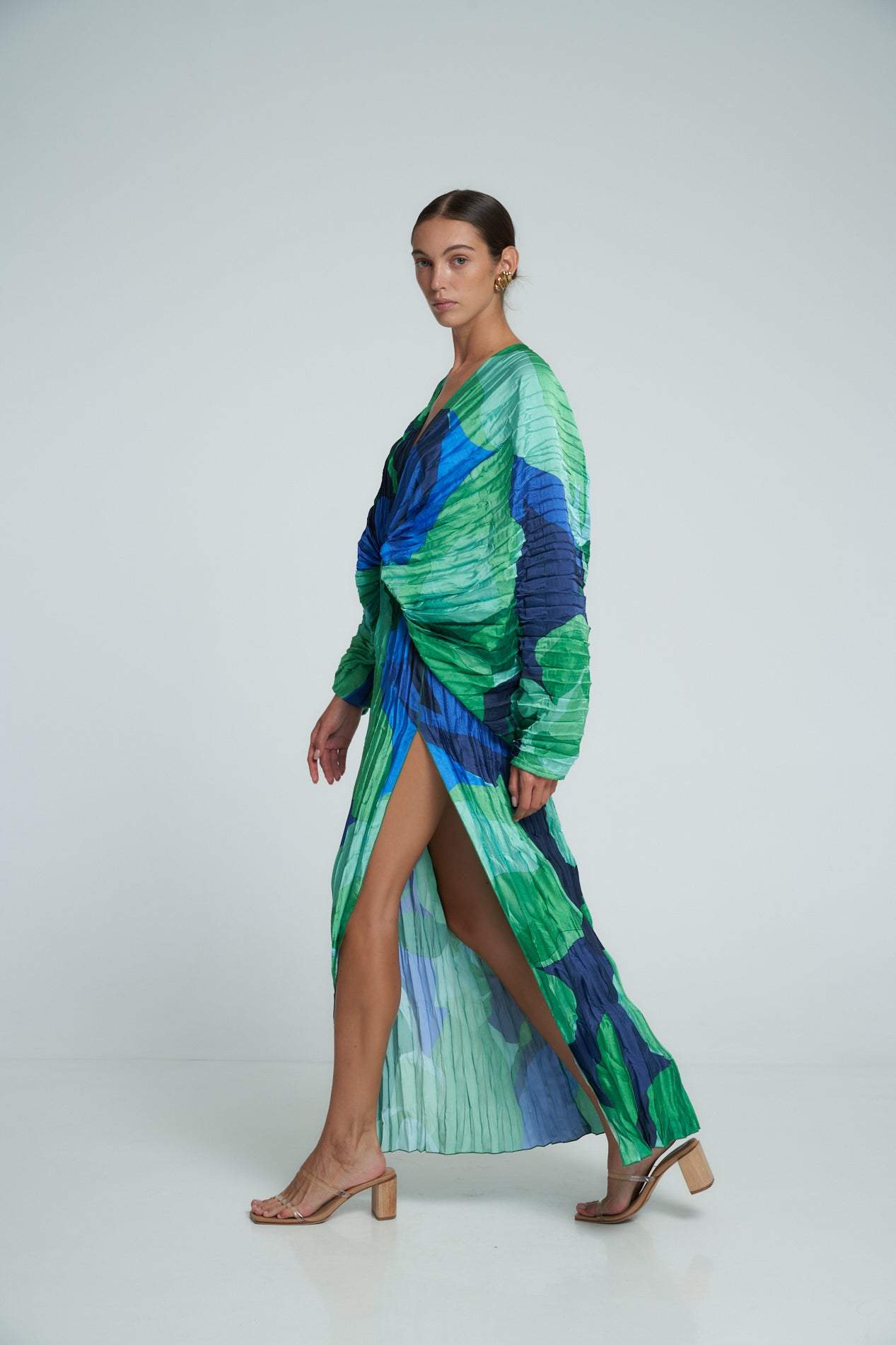 Yeşil Desenli Pliseli Yırtmaç Detaylı Maxi Kaftan Elbise