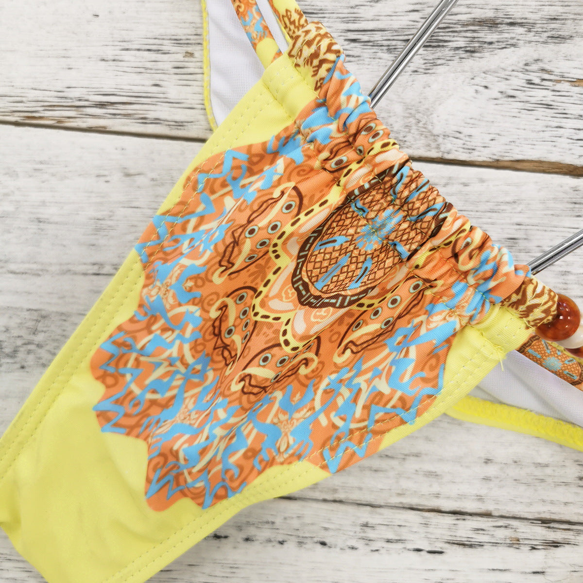 Żółty etniczny wzór z koralikami i trójkątnym wzorem bikini