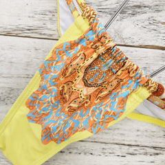 Żółty etniczny wzór z koralikami i trójkątnym wzorem bikini