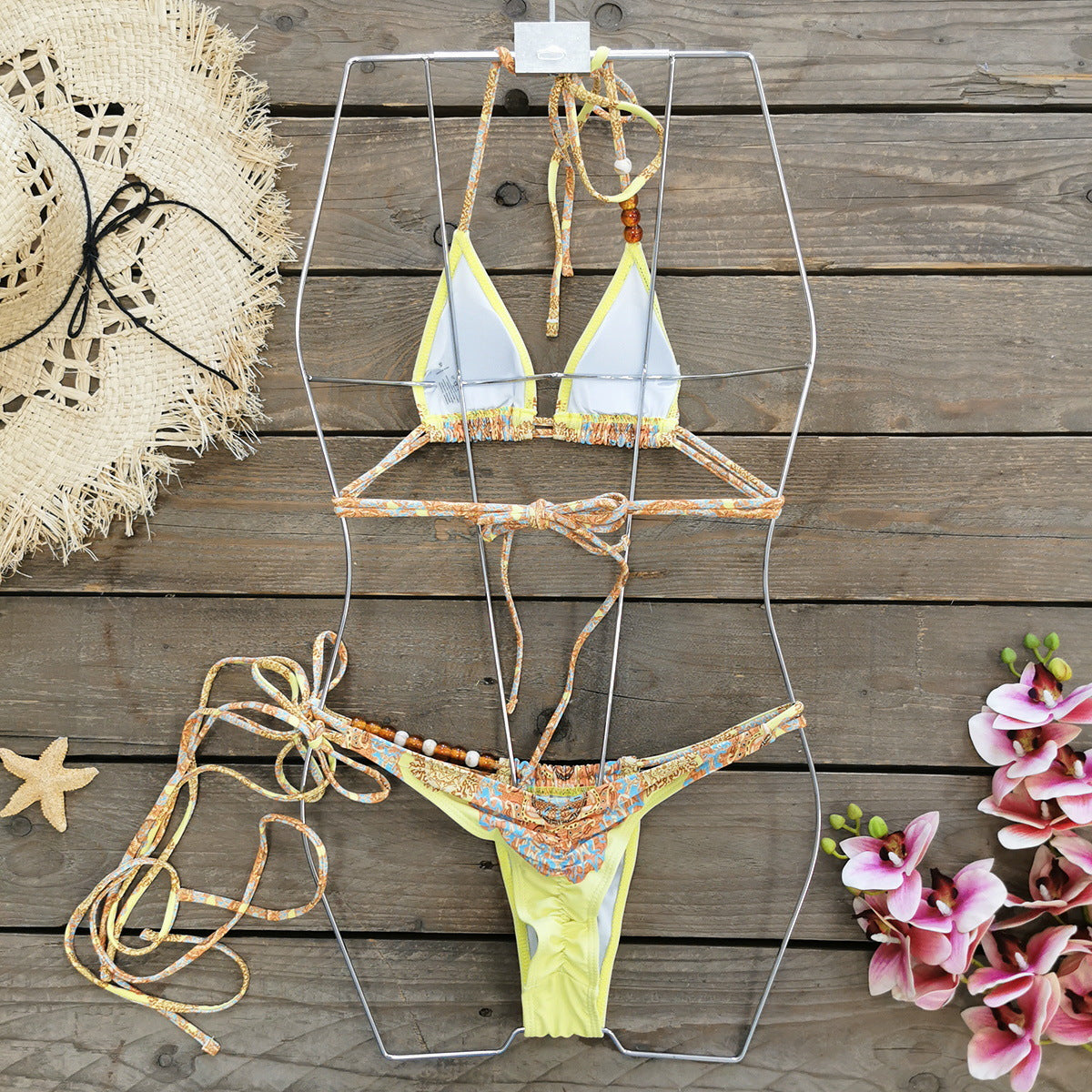 Żółty etniczny wzór z koralikami i trójkątnym wzorem bikini
