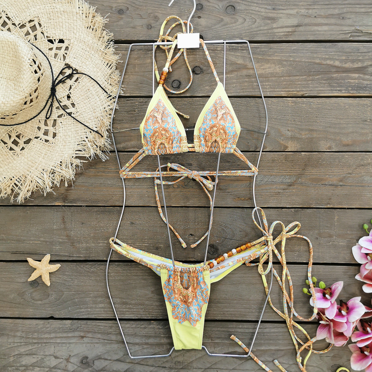 Żółty etniczny wzór z koralikami i trójkątnym wzorem bikini