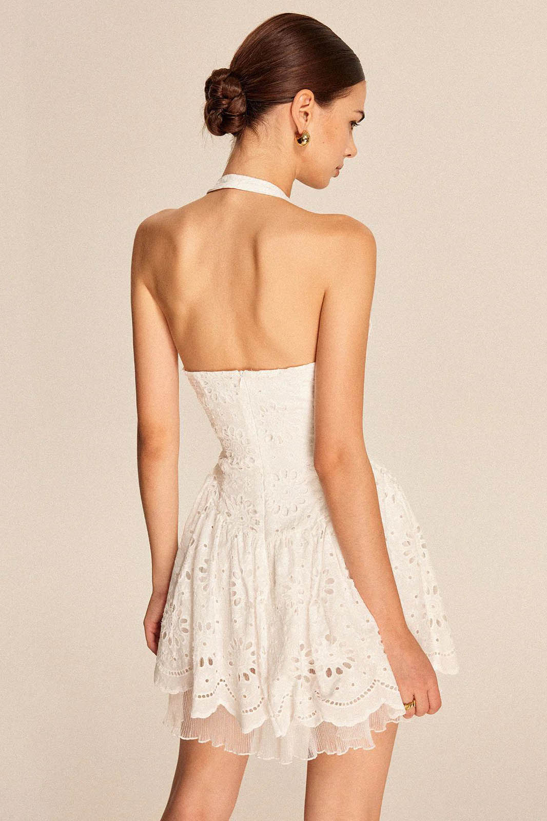 Elegancka, koronkowa, zdobiona dekoltem halter, biała sukienka mini