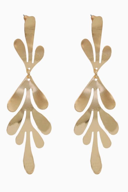 Minimalistyczne, metalowe, długie kolczyki zwisające w eleganckiej formie